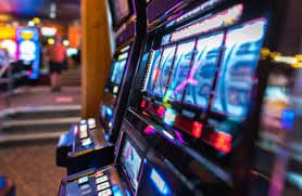 Tampilan permainan live casino dengan dealer profesional